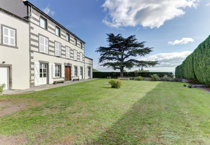 Maison • Vente • 392m2 • Châteaugay